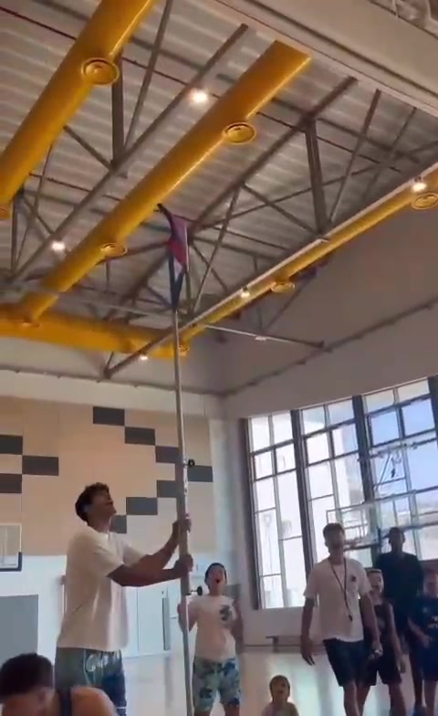 המאמן עם הילדים בקייטנה — רגע אמיתי מהאולם